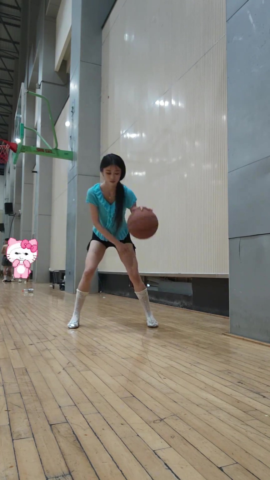 别笑话她，会打球的谁不是这么过来的？