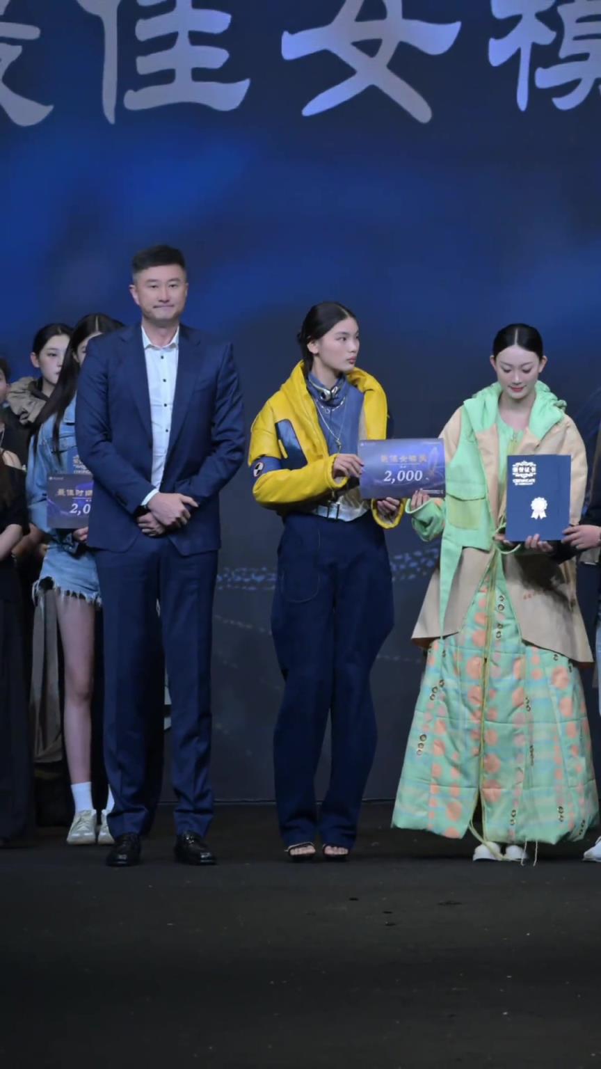 杜导有点忙啊！原中国男篮主教练杜锋出席广东大学生时装周