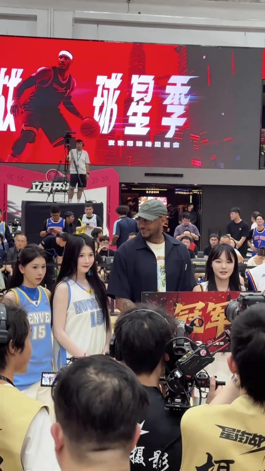安东尼中国行和女粉丝合影 瓜哥歪头看着笑的合不拢嘴啊~