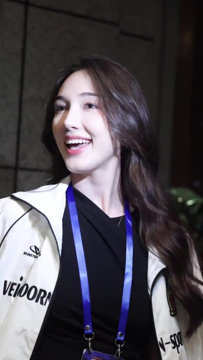 杨政女友孟雅芳怼脸拍 超高颜值太美了！