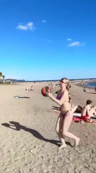 测一测路人的篮球水平如何！第一个妹子的投篮姿势不错~