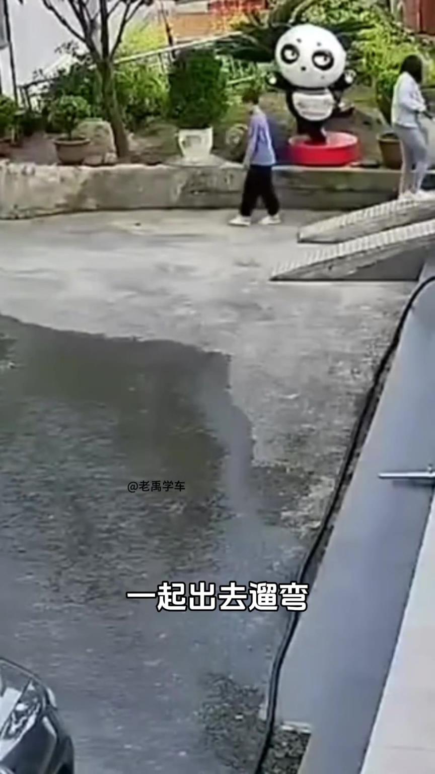小男孩在公路边玩篮球脱手去捡球不慎出意外 妈妈放下二胎才发现