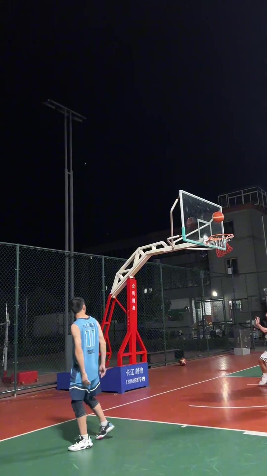 说吧到底看了多少科比集锦？村野球场惊险一位科密1v1无解