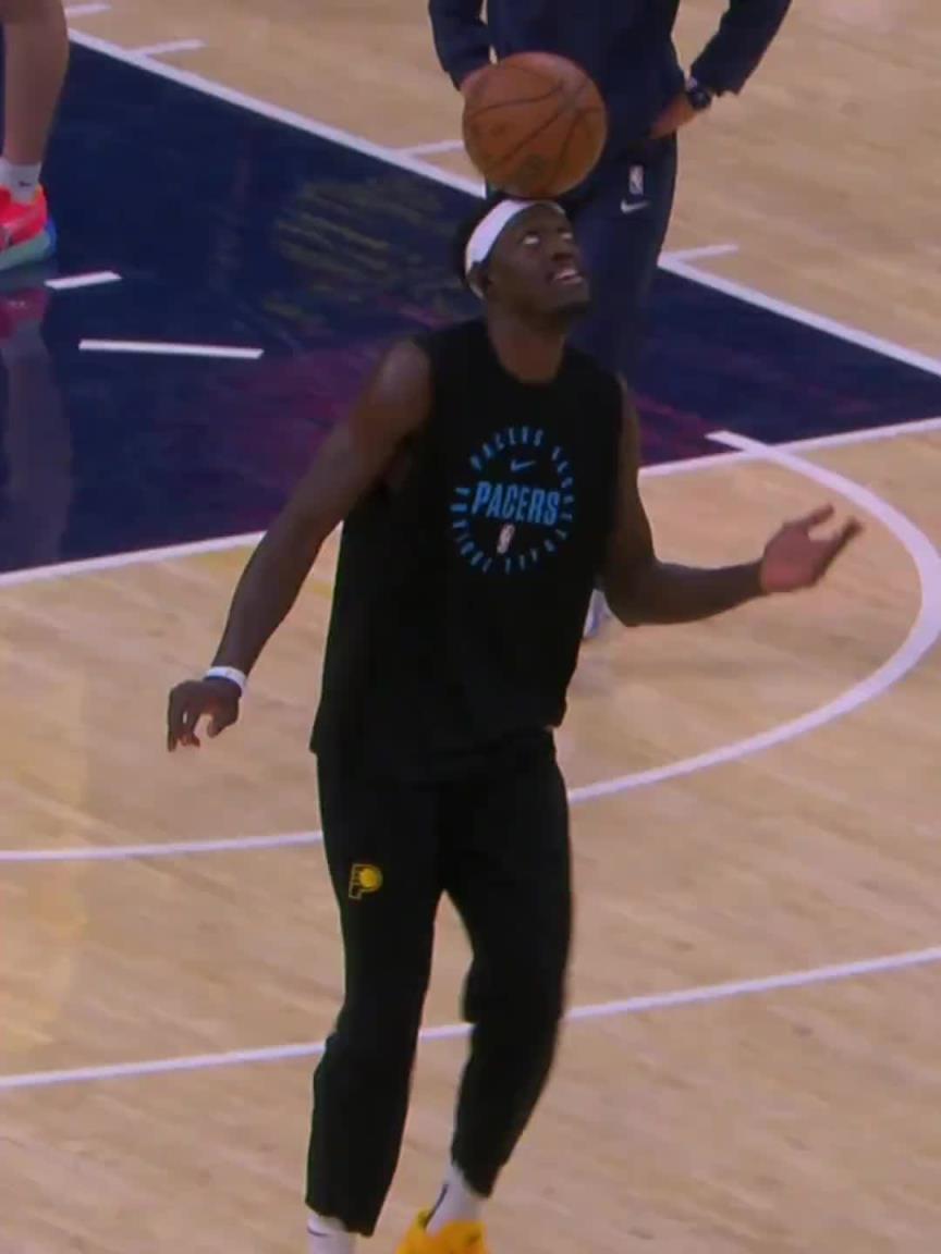 被篮球耽误了哈！西亚卡姆将篮球当足球玩：头顶球 颠球样样精通