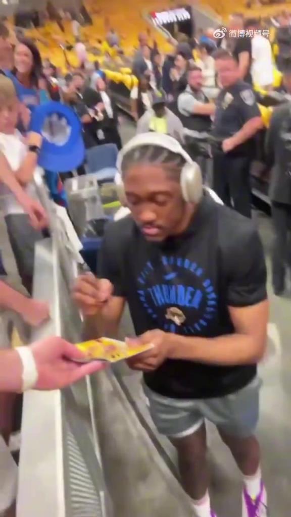 笑死了！杰伦威签名时发现不对劲：怎么是黄色的？随后拒绝签名！