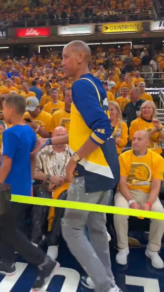 主场不敌雷霆大比分被扳平，雷吉-米勒赛后面色阴沉离场！