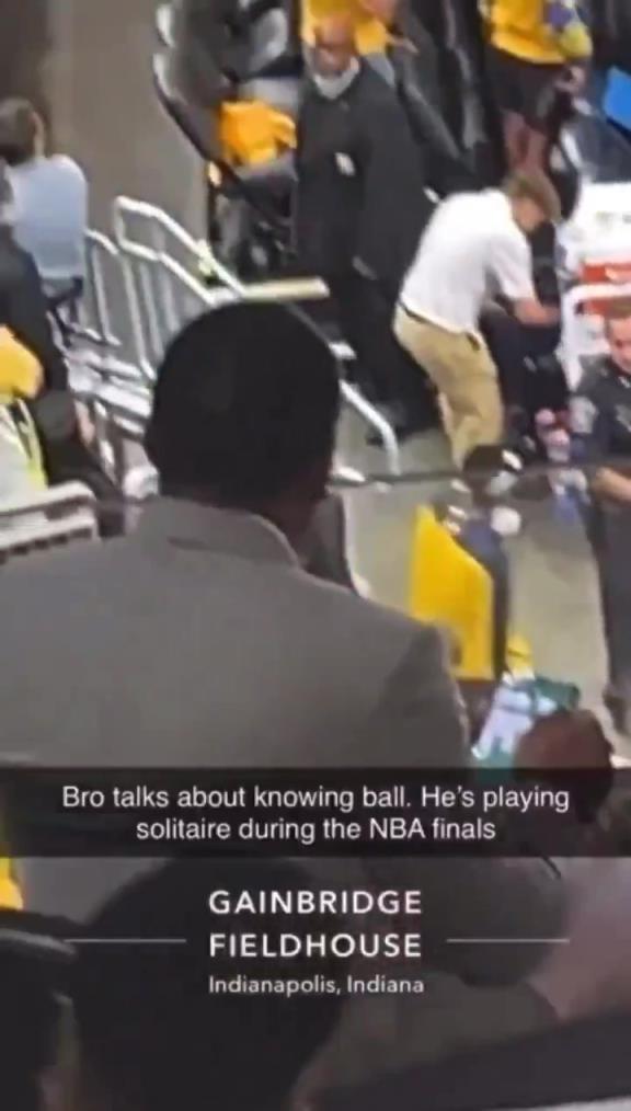 总决赛太没意思了？A-史密斯在看台上玩起了蜘蛛纸牌