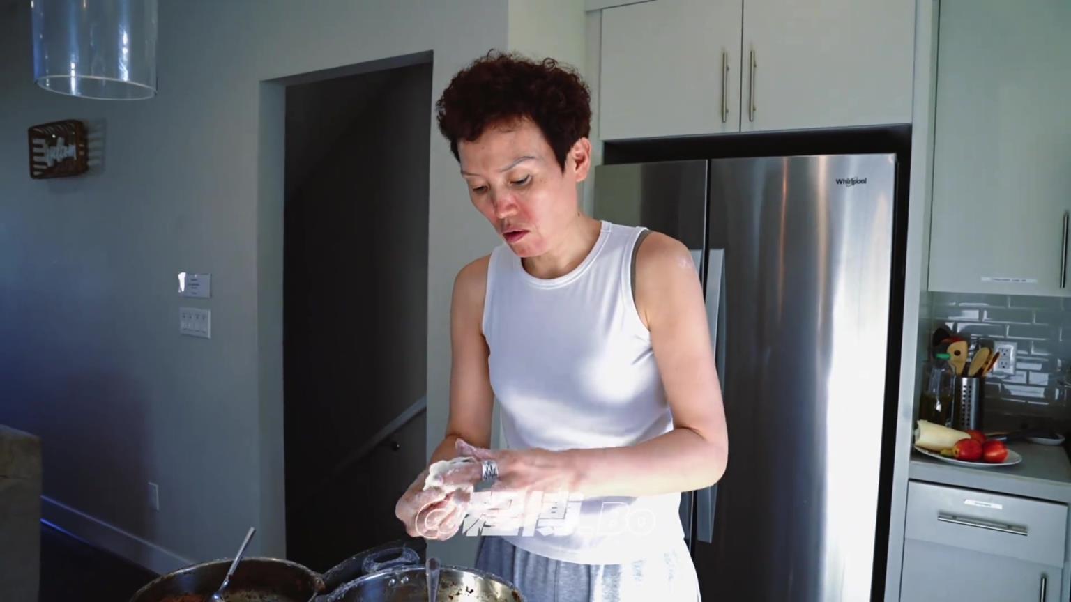 球迷调侃：杨瀚森妈妈真不爱笑啊 就没见她笑过