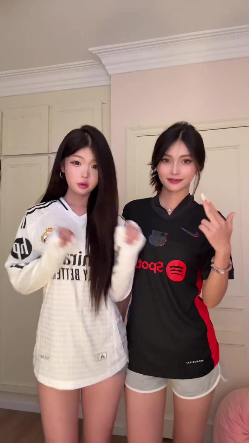 这两个人怎么玩到一起的？皇马女球迷和巴萨女球迷一起跳舞