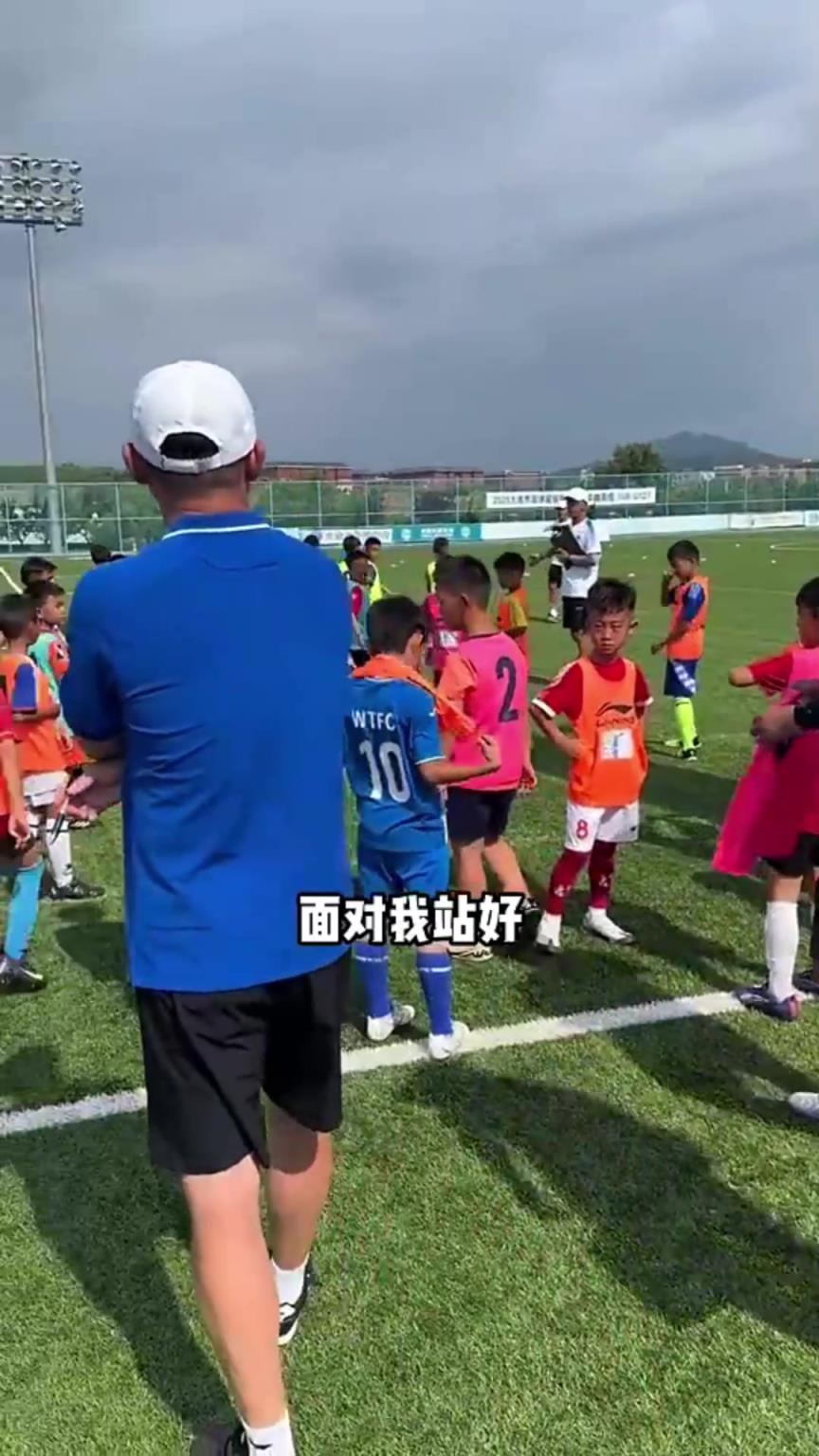 小球员领背心没一人说谢谢！先成为一个好人，然后才是好好踢球！