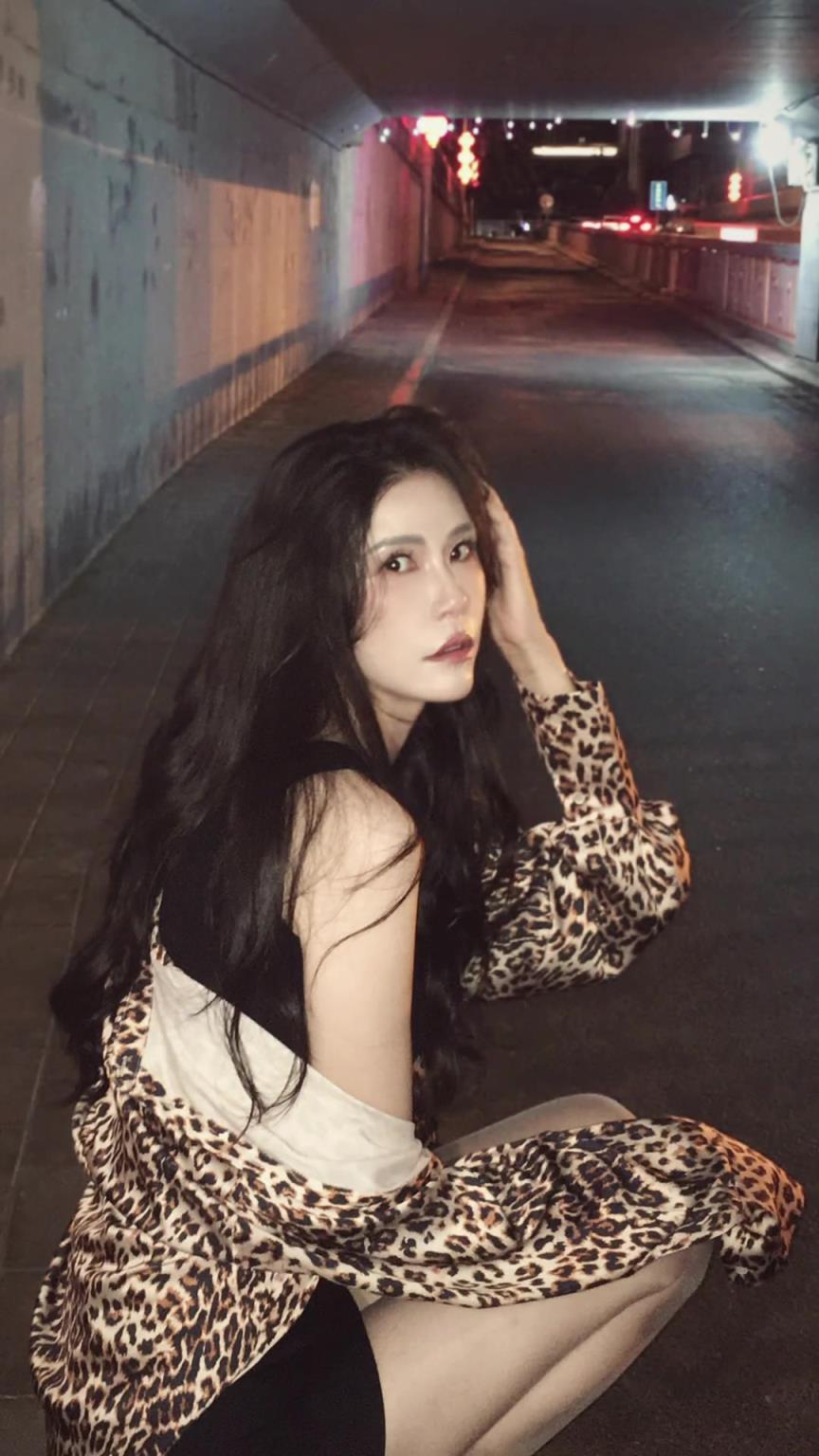 美啊！前女籃國手許諾豹紋黑絲在橋洞下曬照： 愛你是孤單的心事