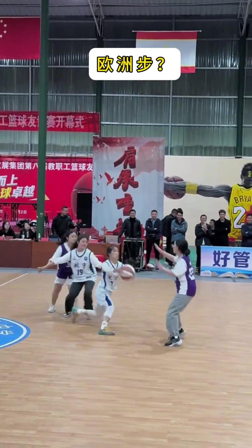 這是我們學(xué)校女生打球的樣子。。。。我都不好意思說(shuō)