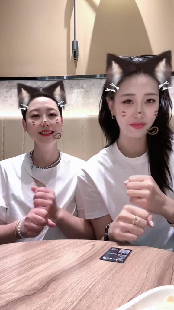 剛助中國隊衛(wèi)冕大運女籃金牌！唐子婷和媽媽互動可可愛愛