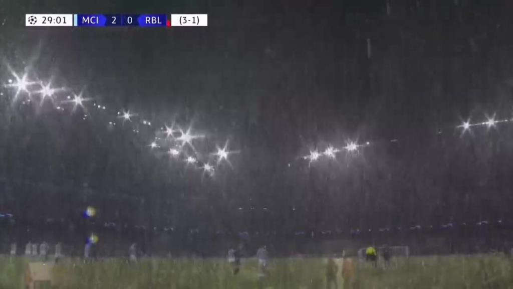 随机刷新天气！英超的雨雪，西甲的晚霞！别有一番氛围的足球！