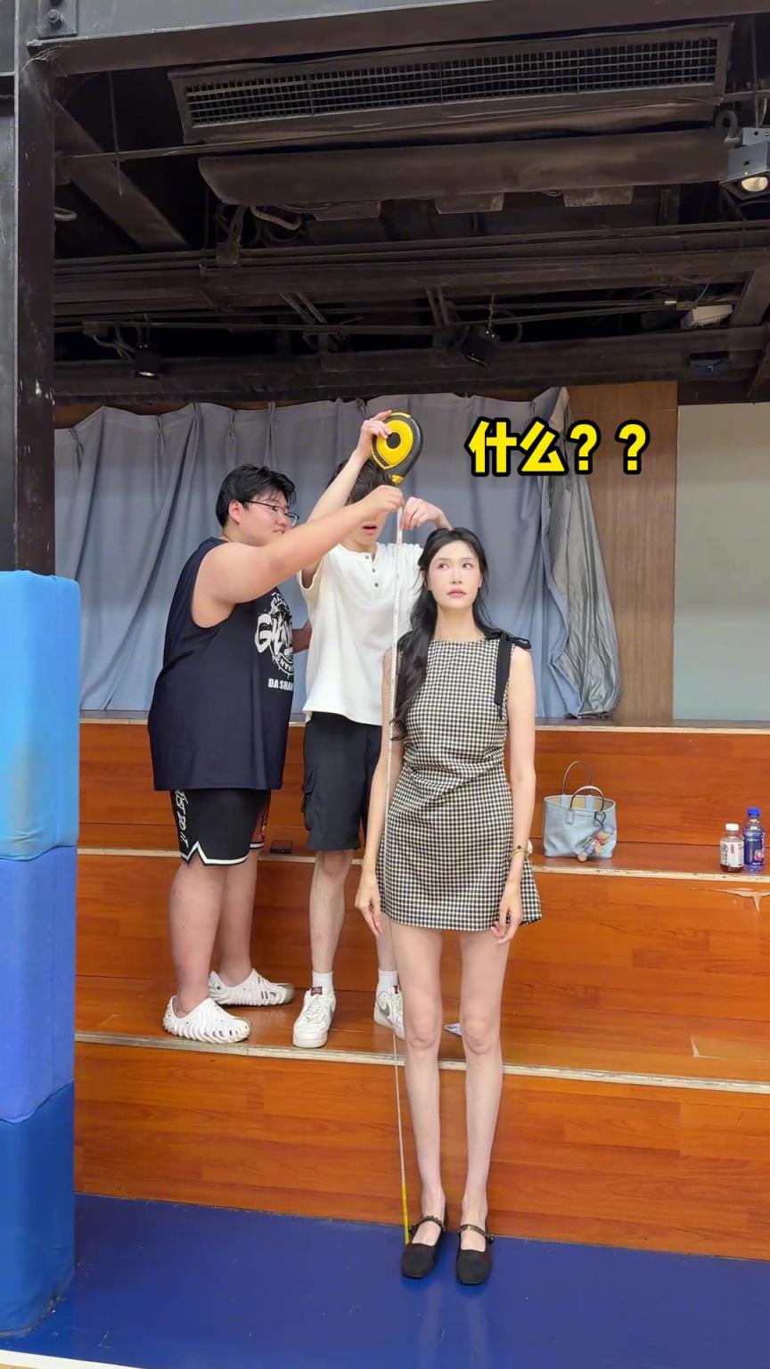 前女篮许诺到底有没有两米，这次直接拿尺子实测
