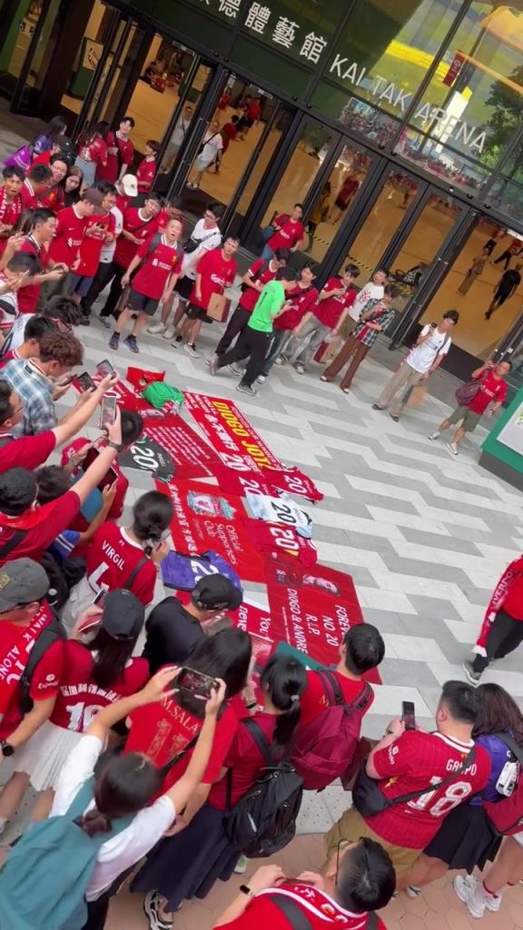 愿天堂也有足球！实拍：中国香港利物浦球迷球场外齐唱若塔之歌！