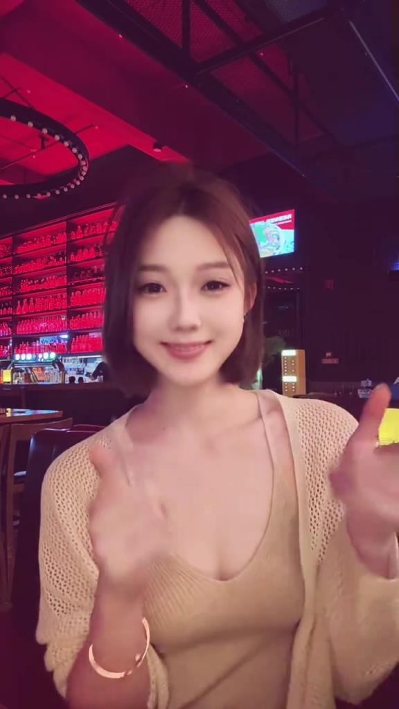 中超美女主持也喜歡泡吧喝點(diǎn)小酒呀~這可能就是桃花漸欲迷人眼