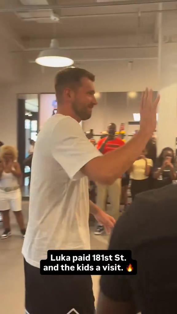 东契奇现身纽约参加活动！近距离观看真的瘦了好多 期待新赛季了