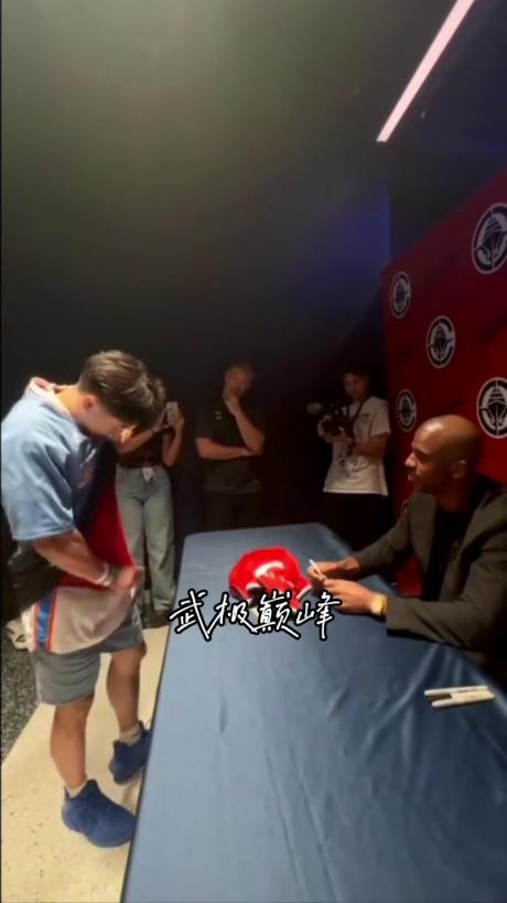 “绝对真爱～球迷身穿保罗不同时期的球衣到场支持保罗...