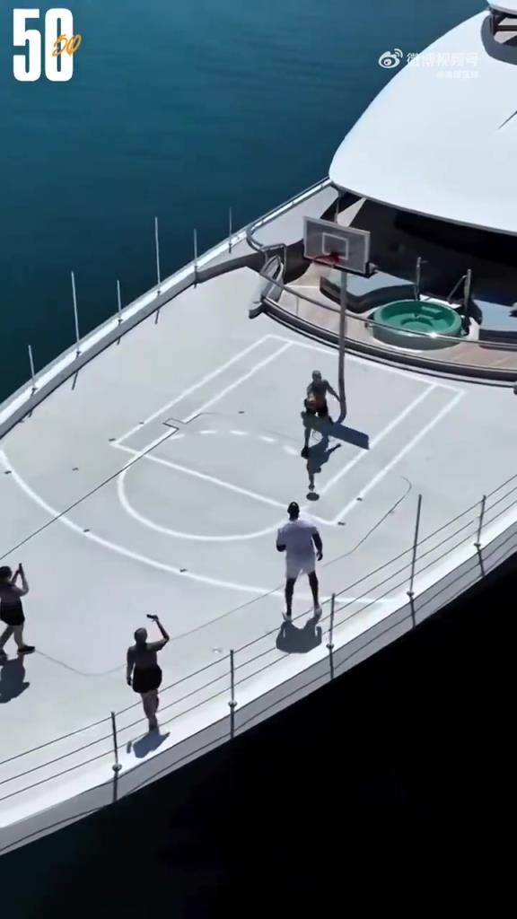 有钱人的快乐？魔术师在私人游艇上投篮！六十多岁中投依旧犀利啊