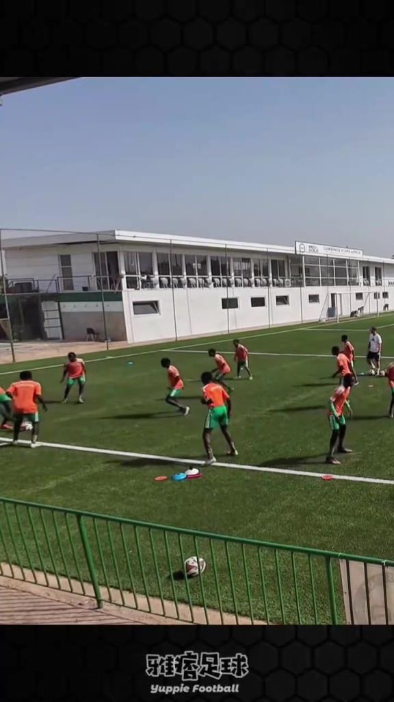 赏心悦目！这帮小球员连续完成成功传球101脚！