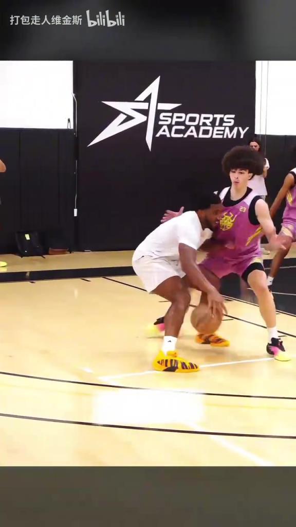 又是一点没闲着的休赛期！米切尔突袭精英训练营降维打击！