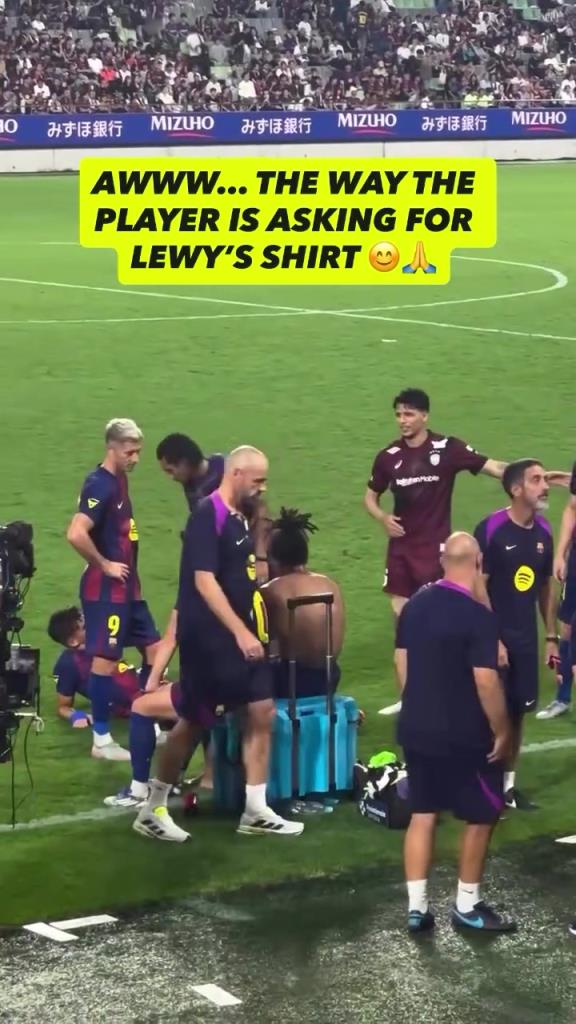 这也是助攻！拉菲尼亚牵线搭桥帮助对手拿到莱万球衣！