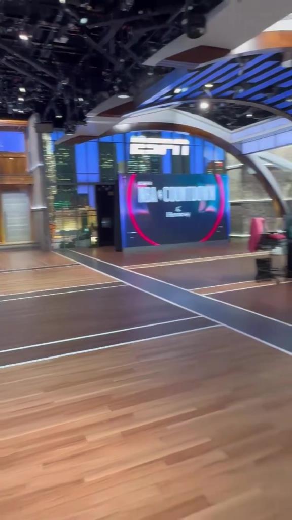 这投篮姿势有点东西！美国杨毅此前演播室内展示篮球技术！