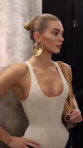 肯豆金发连体衣走秀，和平时反差不小