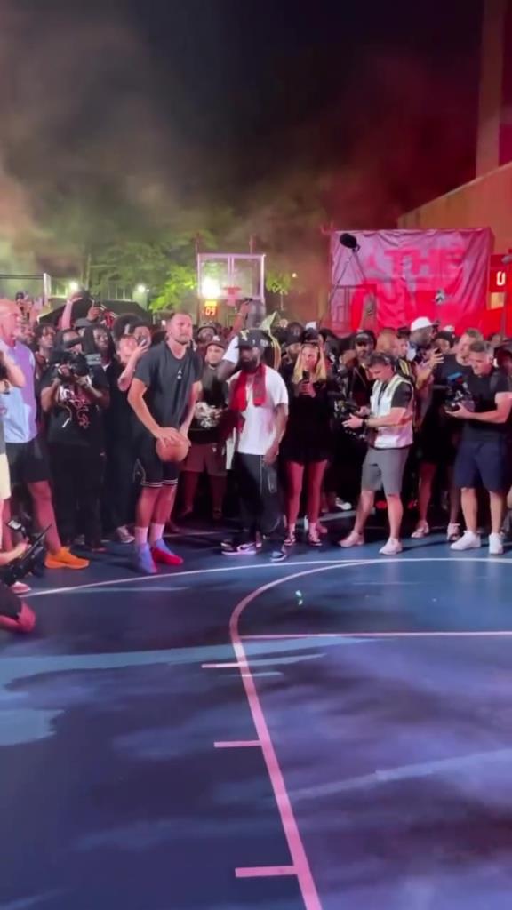 手痒！活动现场东契奇表示要投一下球