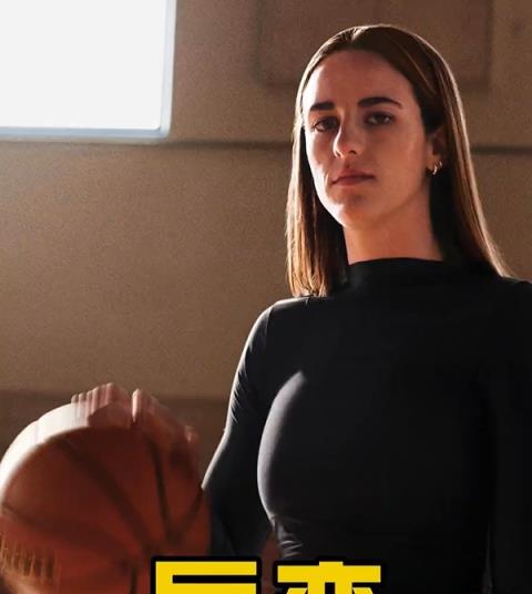 克拉克穿搭风格从穿普拉达的女王秒变假小 原因竟然是？