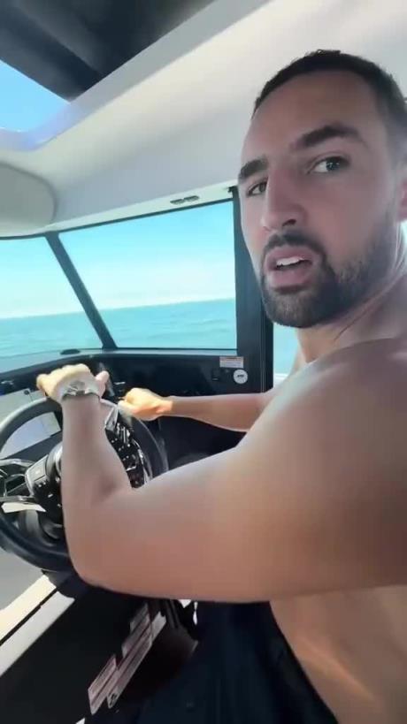 真幸福！克莱跟女友一起出海钓鱼