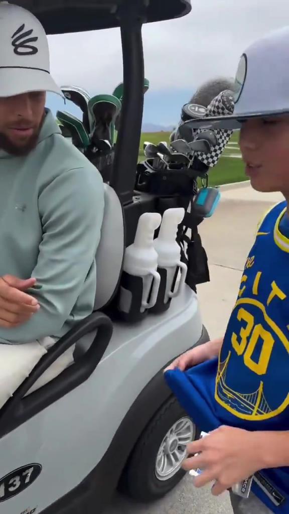 库里带着阿耶莎停下高尔夫球车 为勇士小球迷签名后再离开