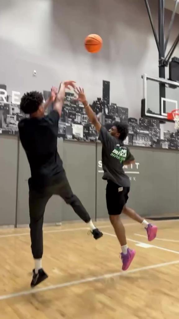 虽然投篮动作不一样，但甜瓜儿子这脚步+三威胁没少和老爸学啊！