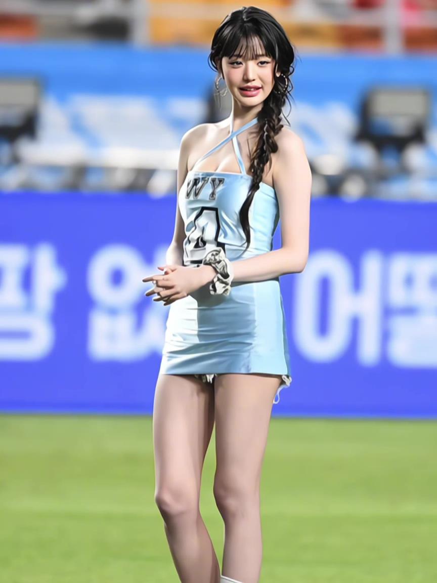 可爱脸蛋性感身材！张元英浓妆吊带开球，踢疵后害羞捂脸