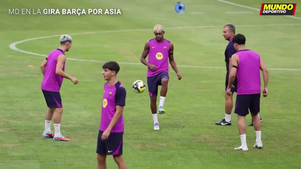 险些重击教练！亚马尔训练中差点踢到弗里克！