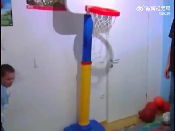 东契奇小时候在家中打球录像！那时候的詹姆斯已经在打NBA了~