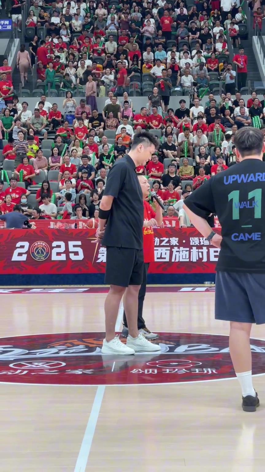 “大圣” 诸暨西施“村BA”的赛场上，上演了一出大圣牌Logo 秀