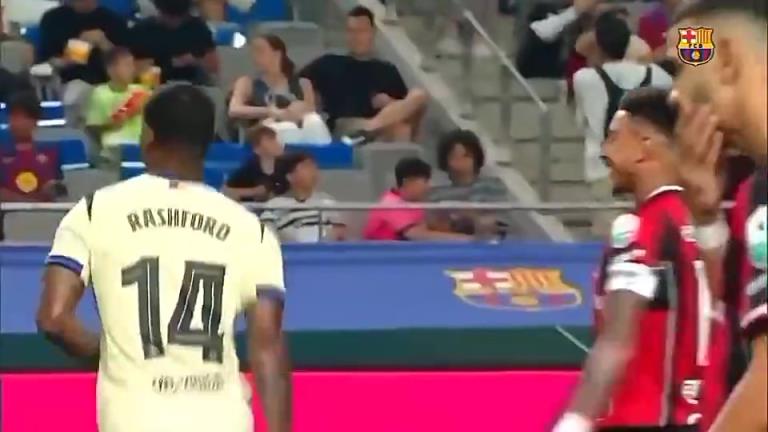 着实开心！拉什福德上场时与林加德击掌，二人都乐开了花