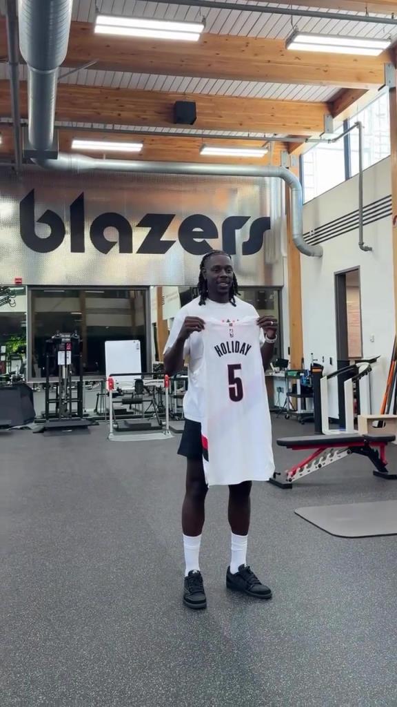 不是4号了！杨瀚森队友霍勒迪在健身房晒出自己的5号球衣~