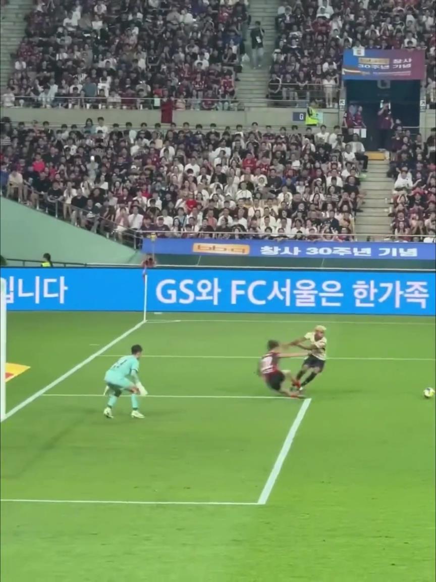 脚踝终结者！亚马尔禁区内晃飞对手后冷静内切破门，看呆现场球迷