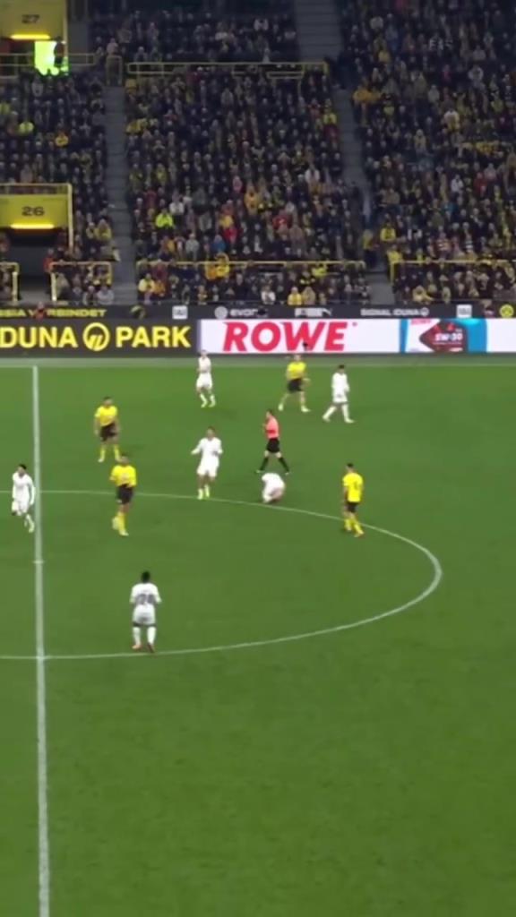 詹詹自喜！名场面：埃姆雷詹红牌取消然后还打入点球！