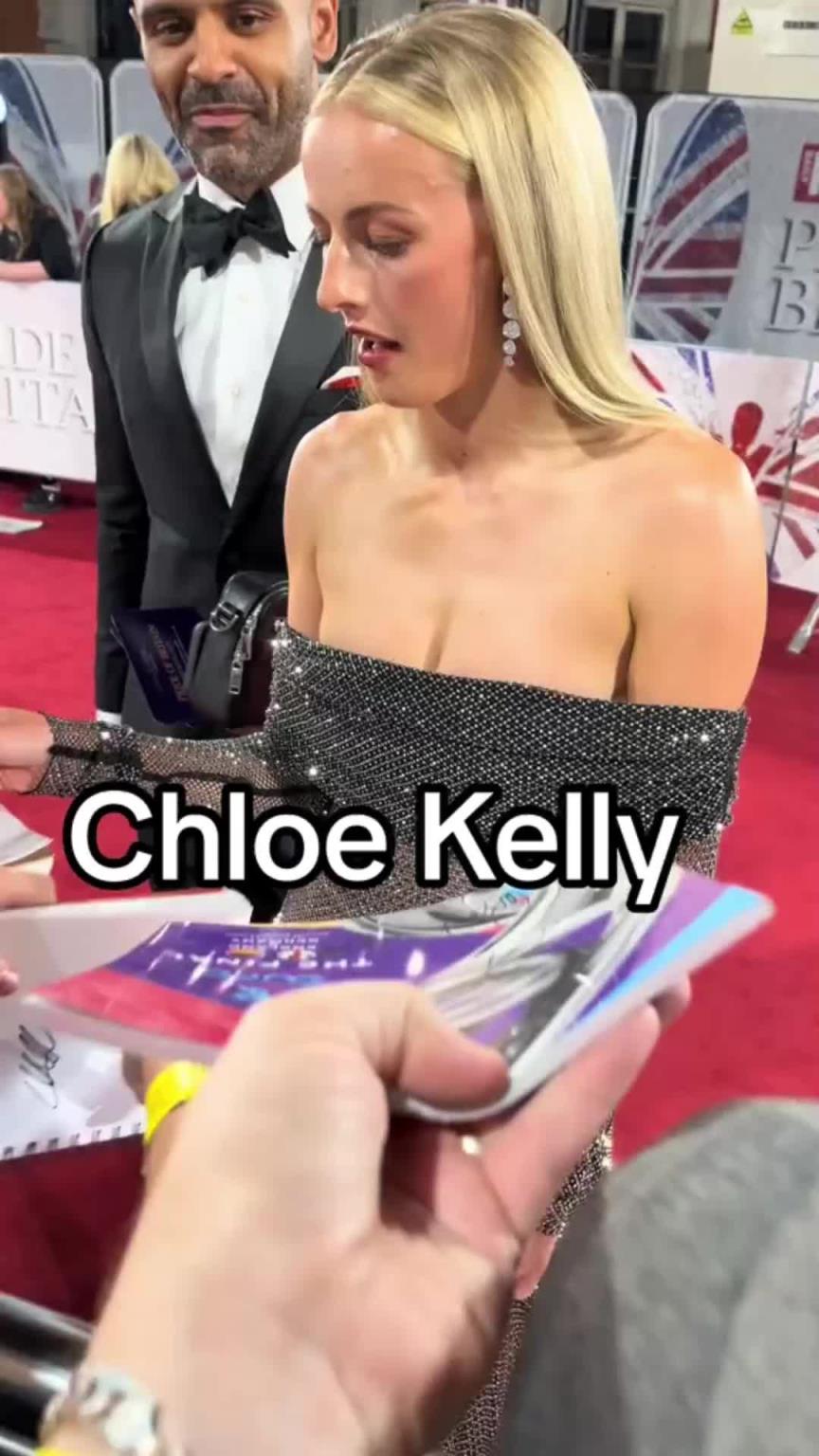 太吸睛了！凯利为球迷签名，美丽大方好身材一览无余！