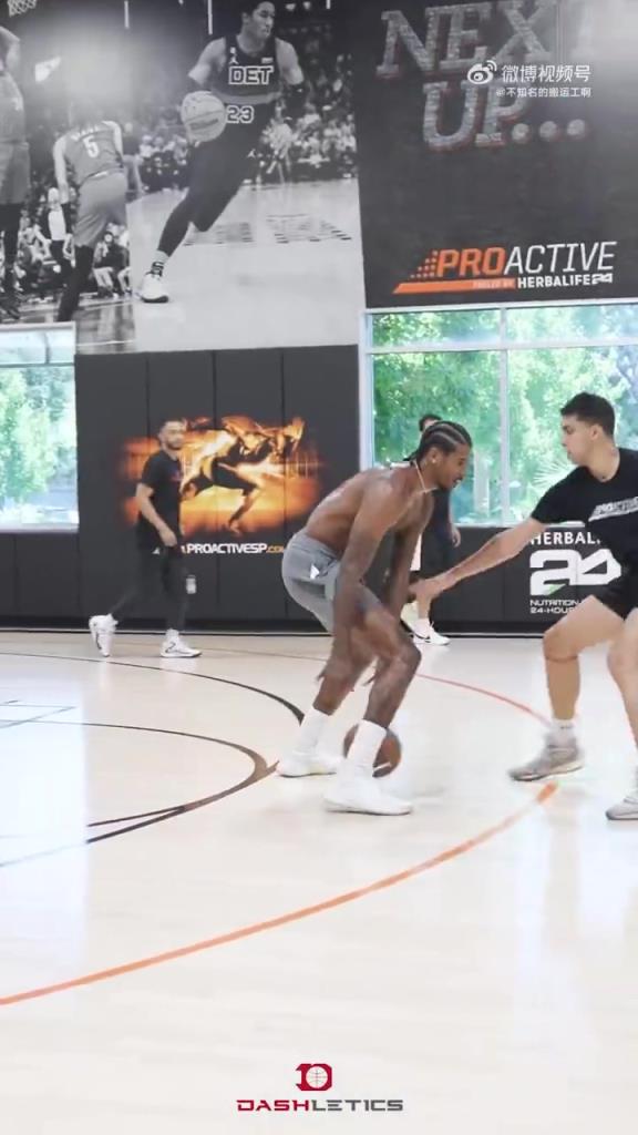 杰伦-格林休赛期苦练破包夹防守，下赛季再被包夹时要果断出球啊