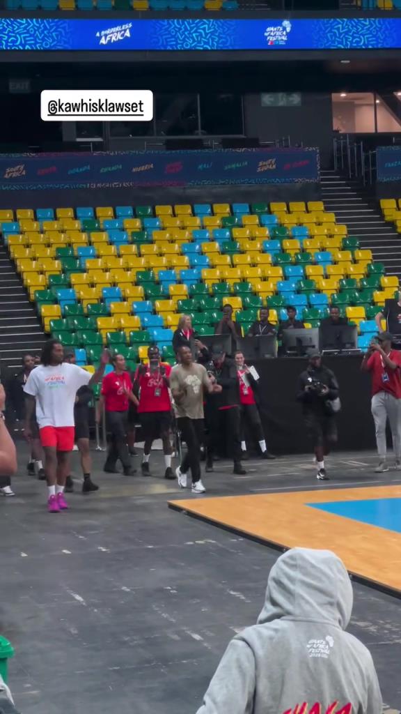 小卡现身非洲参加活动，这发型看起来相当狂野啊！