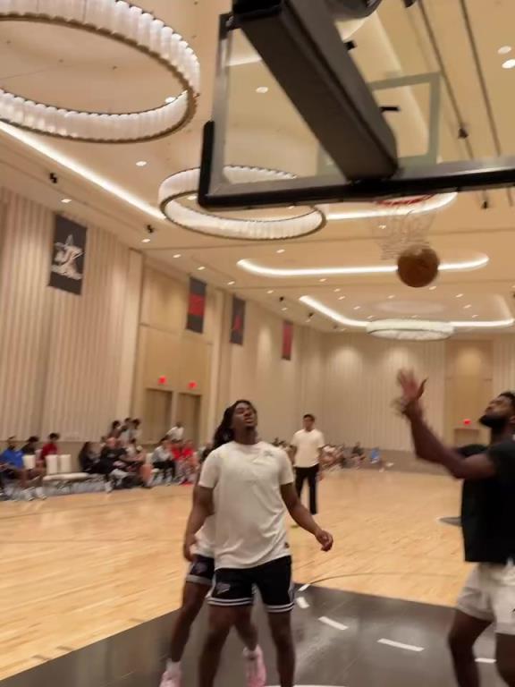 炮哥老当益壮！保罗背运后转身衔接后仰跳投，这套连招真的帅啊！