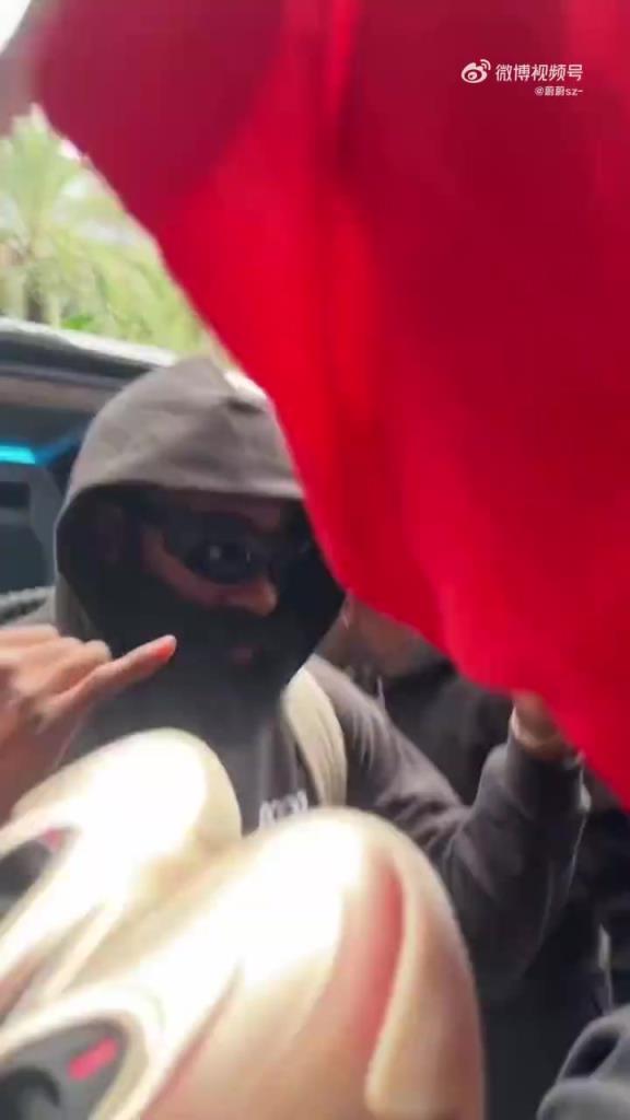 胡子球手驾临！哈登抵达中国，到酒店的时候被围得水泄不通