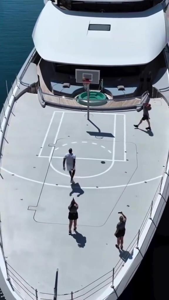 简简单单游艇上打球！他是谁？奥胖-乔丹-魔术师？