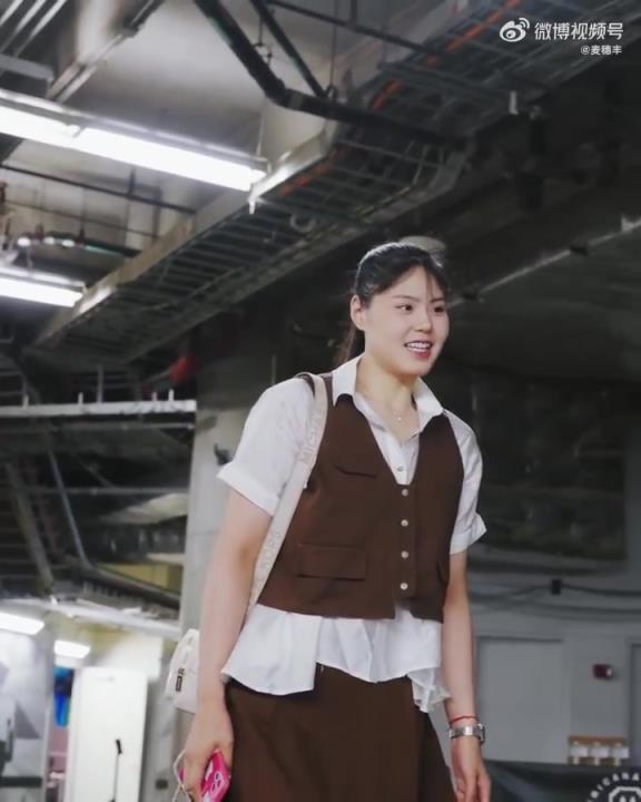 李月汝赛前入场穿搭，看着越来越可爱了啊