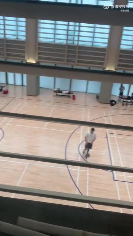 肚子似乎有点大啊！哈登来到中国也不忘训练，被球迷拍下来了
